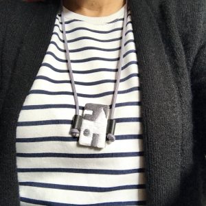 Collier brodé à la main. – Image 2