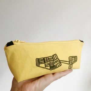 Trousse stylo motif géométriques brodée. – Image 5