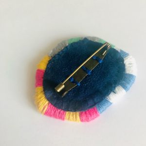 Broche motifs géométriques brodée à la main. – Image 2