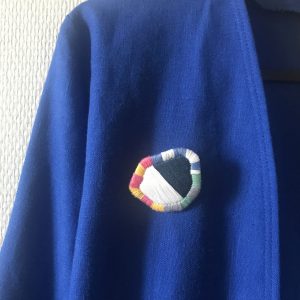 Broche motifs géométriques brodée à la main. – Image 3