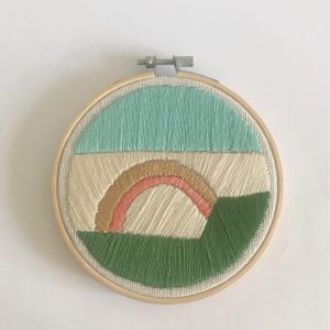 Tambour brodé , décoration murale. – Image 2