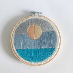 Tambour brodé , décoration murale. – Image 2