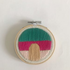 Tambour brodé , décoration murale. – Image 3