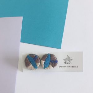 Boucle d'oreille brodée. – Image 2