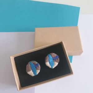 Boucle d'oreille brodée. – Image 4