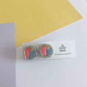 Boucle d'oreille puce brodée. – Image 2