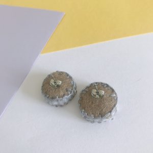 Boucle d'oreille puce brodée. – Image 3