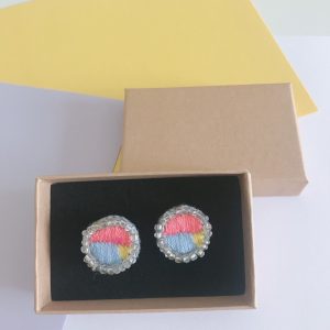 Boucle d'oreille puce brodée. – Image 4