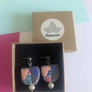 Boucle d'oreille pendante brodée – Image 3