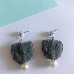 Boucle d'oreille pendante brodée – Image 2