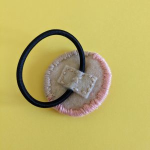 Elastique à cheveux brodé à la main. – Image 2