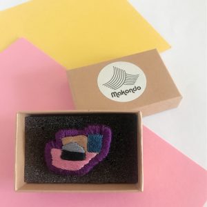 Broche moderne brodée à la main. – Image 2