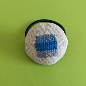 Elastique brodé à la main. – Image 3