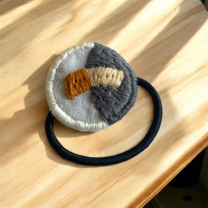 Elastique à cheveux brodé.