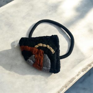 Elastique brodé à la main.