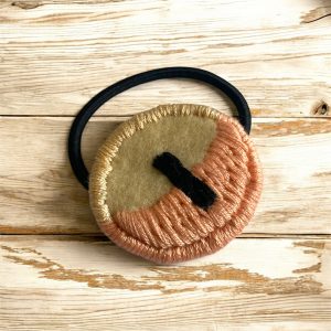 Elastique à cheveux brodé à la main.