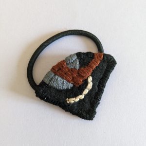 Elastique brodé à la main. – Image 3