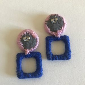 Boucle d'oreille pendantes brodée – Image 2