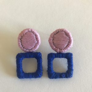 Boucle d'oreille pendantes brodée – Image 3