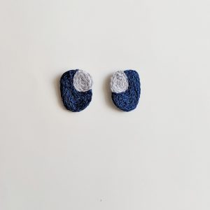 Boucle d'oreille puce brodée.