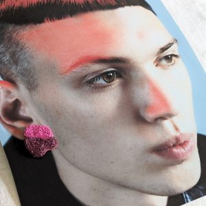 Boucle d'oreille puce brodée. – Image 3