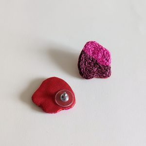 Boucle d'oreille puce brodée. – Image 2