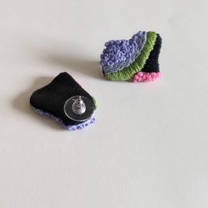 Boucle d'oreille puce brodée. – Image 4