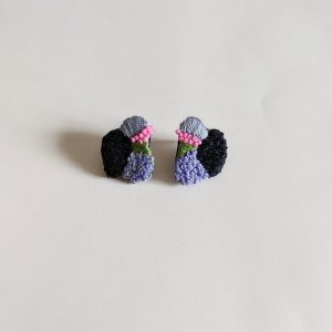 Boucle d'oreille puce brodée. – Image 3