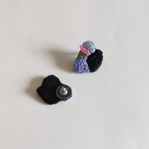 Boucle d'oreille puce brodée. – Image 4