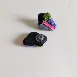 Boucle d'oreille puce brodée. – Image 3