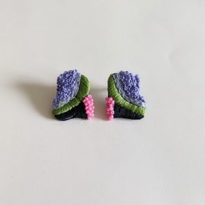 Boucle d'oreille puce brodée. – Image 3