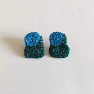 Boucle d'oreille puce brodée. – Image 3