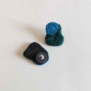 Boucle d'oreille puce brodée. – Image 4