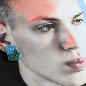 Boucle d'oreille puce brodée. – Image 5