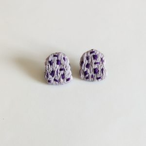 Boucle d'oreille puce brodée.