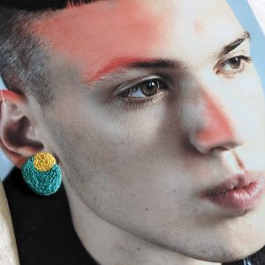 Boucle d'oreille puce brodée. – Image 5