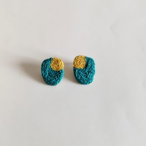 Boucle d'oreille puce brodée. – Image 3