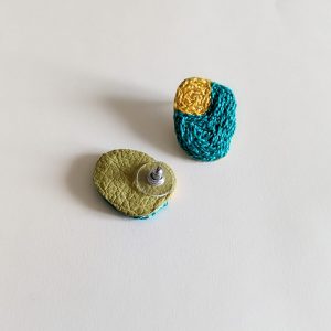 Boucle d'oreille puce brodée. – Image 4