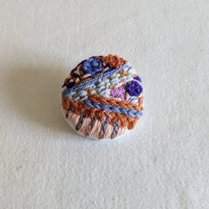 Broche abstraite brodée à la main – Image 6