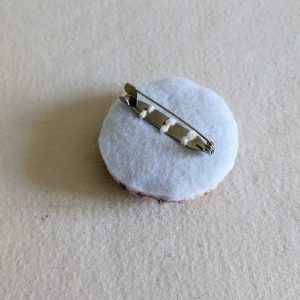 Broche abstraite brodée à la main – Image 3