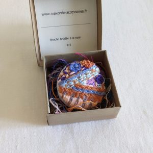 Broche abstraite brodée à la main – Image 4