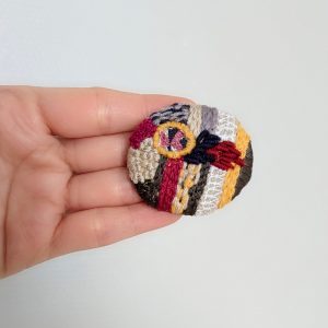 Broche abstraite brodée à la main – Image 6