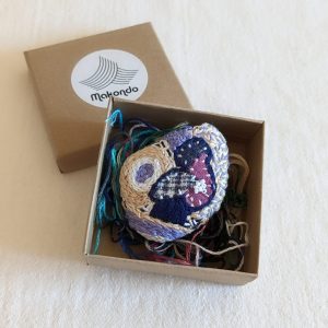 Broche abstraite brodée à la main – Image 3