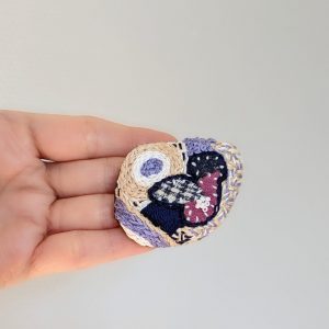 Broche abstraite brodée à la main – Image 2