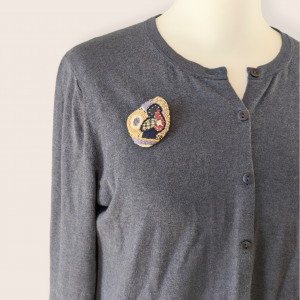 broche brodée à la main