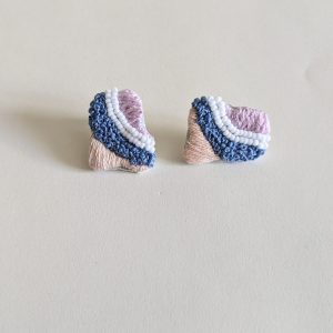 Boucle d'oreille puce brodée. – Image 2