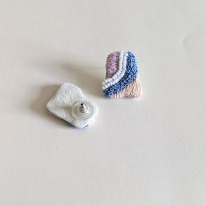 Boucle d'oreille puce brodée. – Image 3