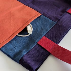 Sac Totebag patchwork colorblock en tissus recyclés – Image 3