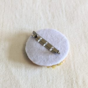 Broche abstraite brodée à la main – Image 4