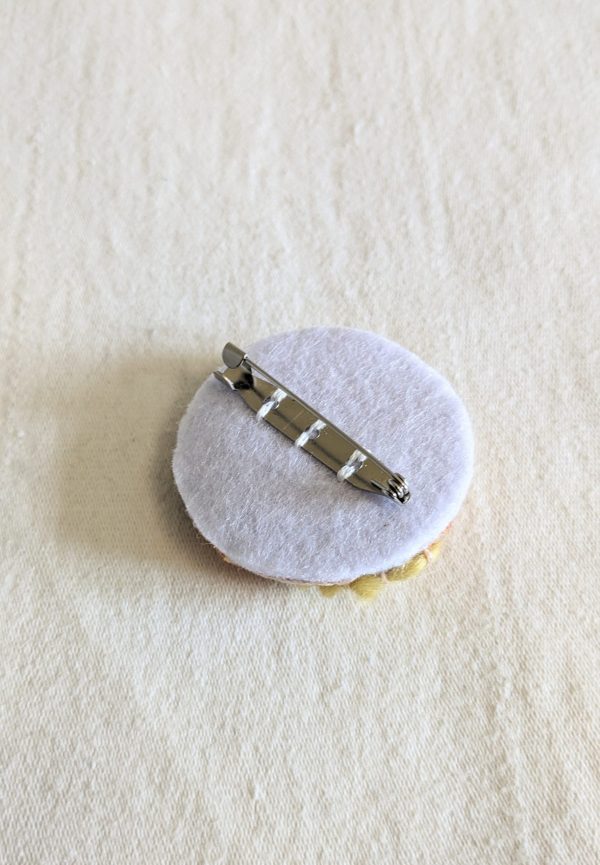 Broche abstraite brodée à la main – Image 4